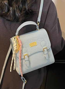 2026春季新款包盖式PU2025年春季带挂件均码双肩背包校园百搭包