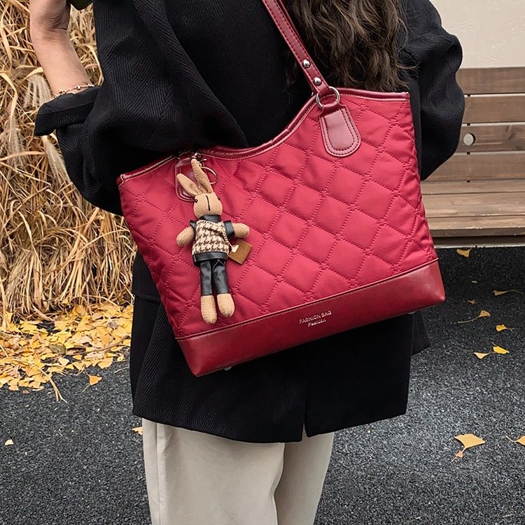 2025秋季新款菱格PU托特包红色带挂件黑色带挂件黑色无挂件