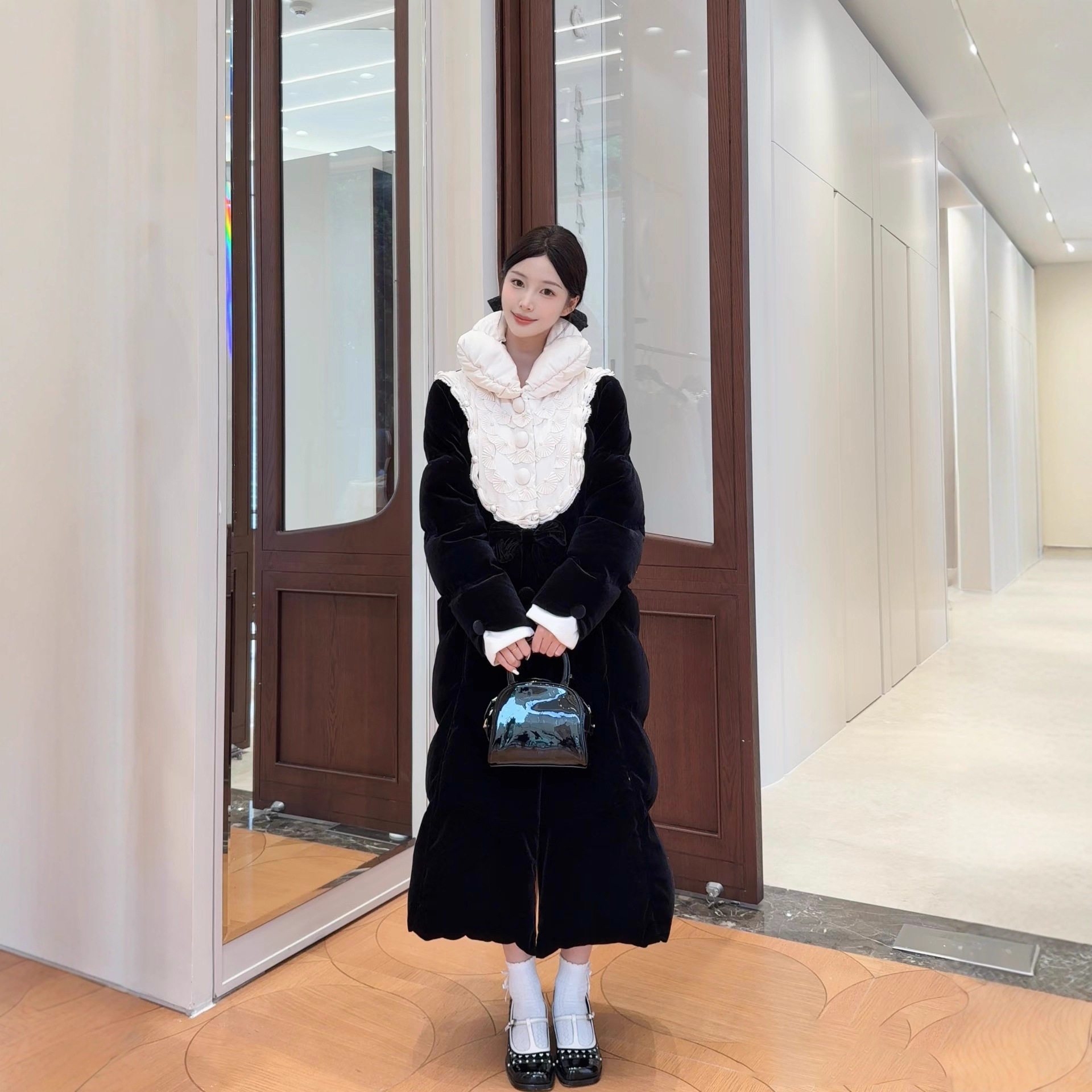 拉家同款2026时尚赫本风优雅裱花保暖丝绒长款羽绒服