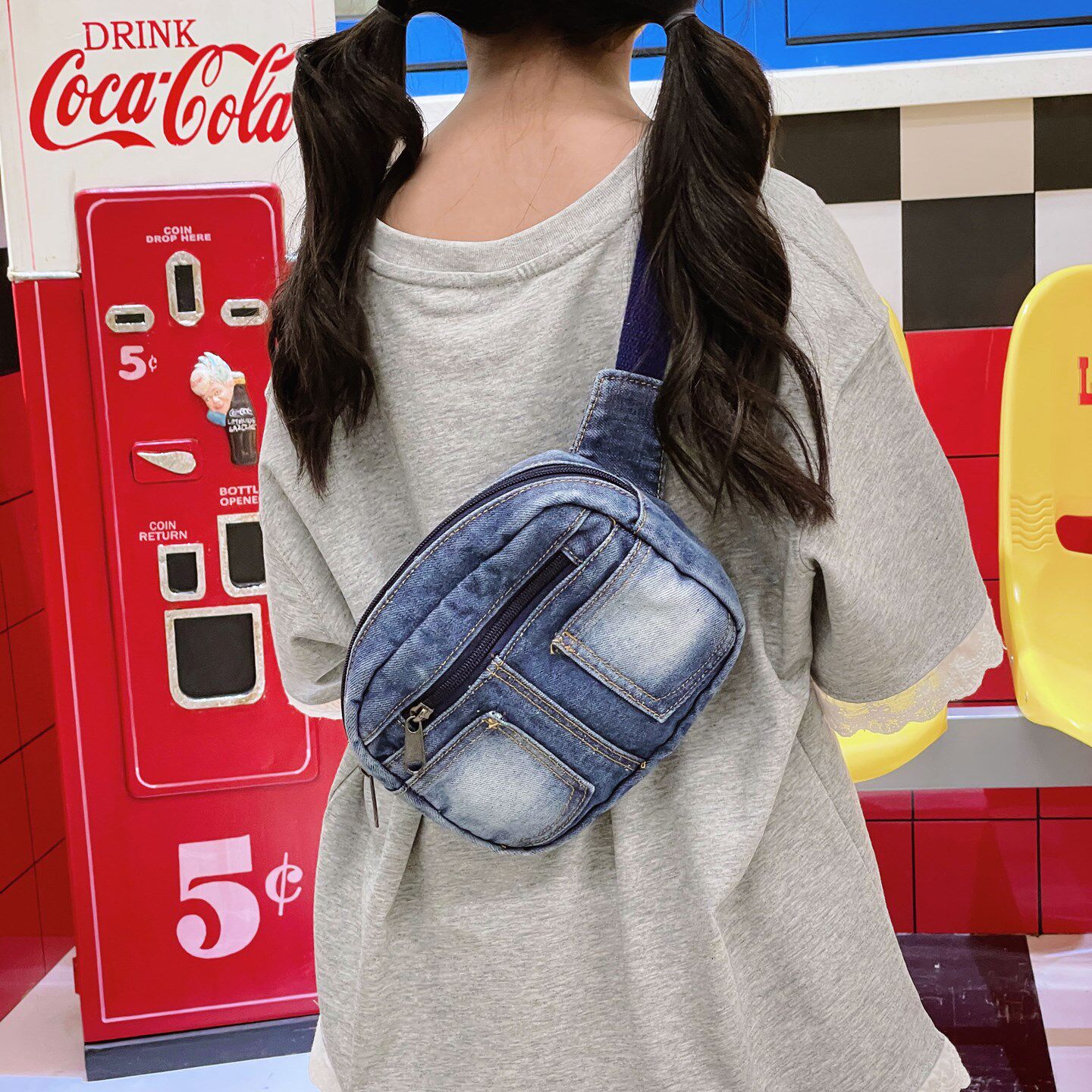 儿童ins洋气牛仔帆布斜挎包男孩帅气胸包时尚女童腰包亲子零钱包