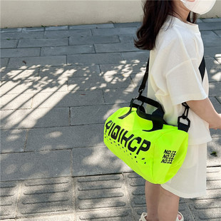 儿童包包时尚字母男童大容量出游旅行手提包女孩洋气运动斜挎背包