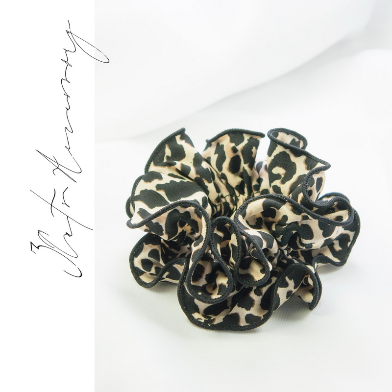 滚边黑豹荷叶丸子头盘发马尾