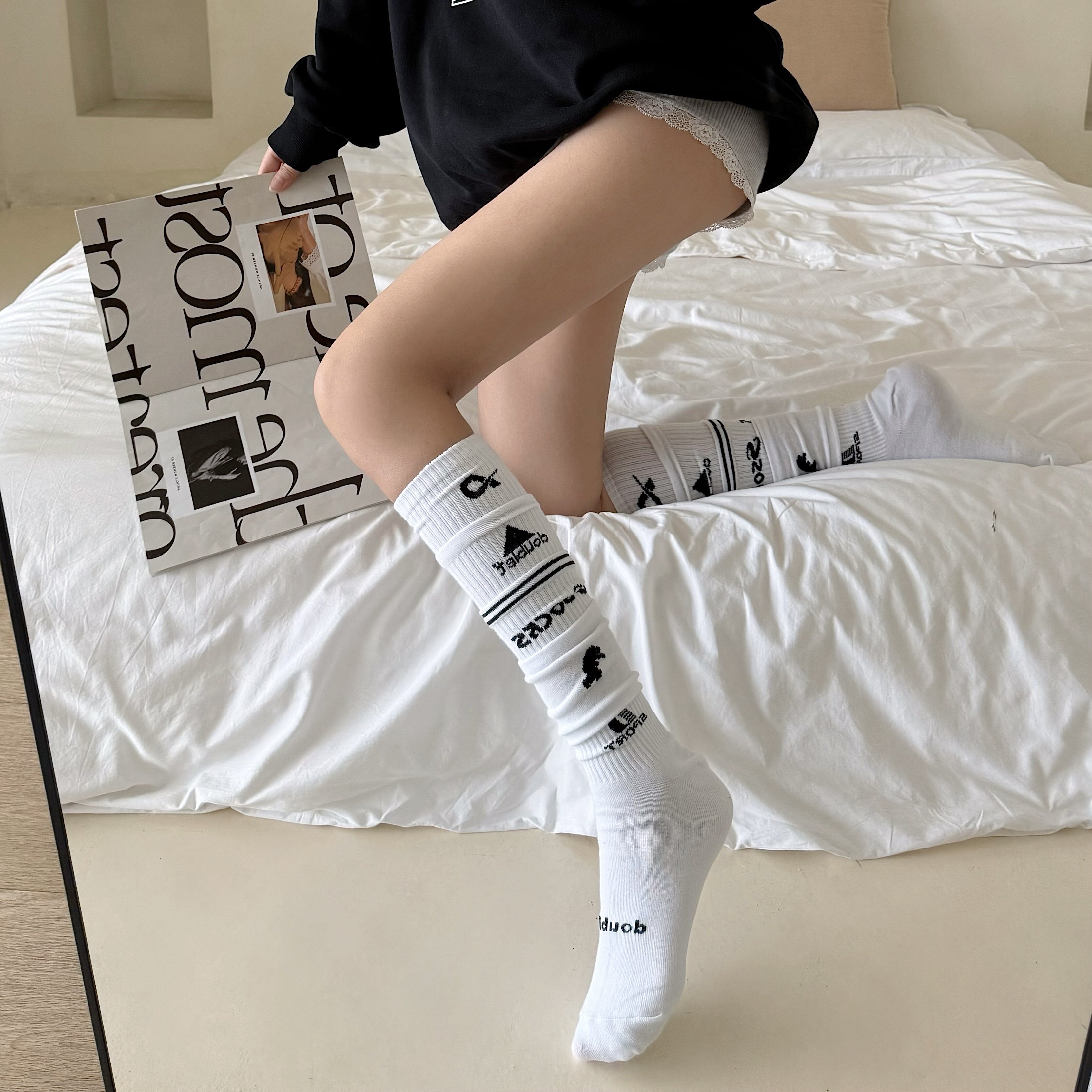 MOREMORE春季新款堆堆袜子女字母多层运动风DOU小腿袜长筒足球袜