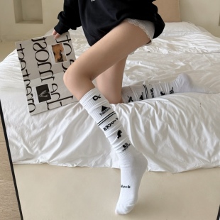 MOREMORE春季新款堆堆袜子女字母多层运动风DOU小腿袜长筒足球袜