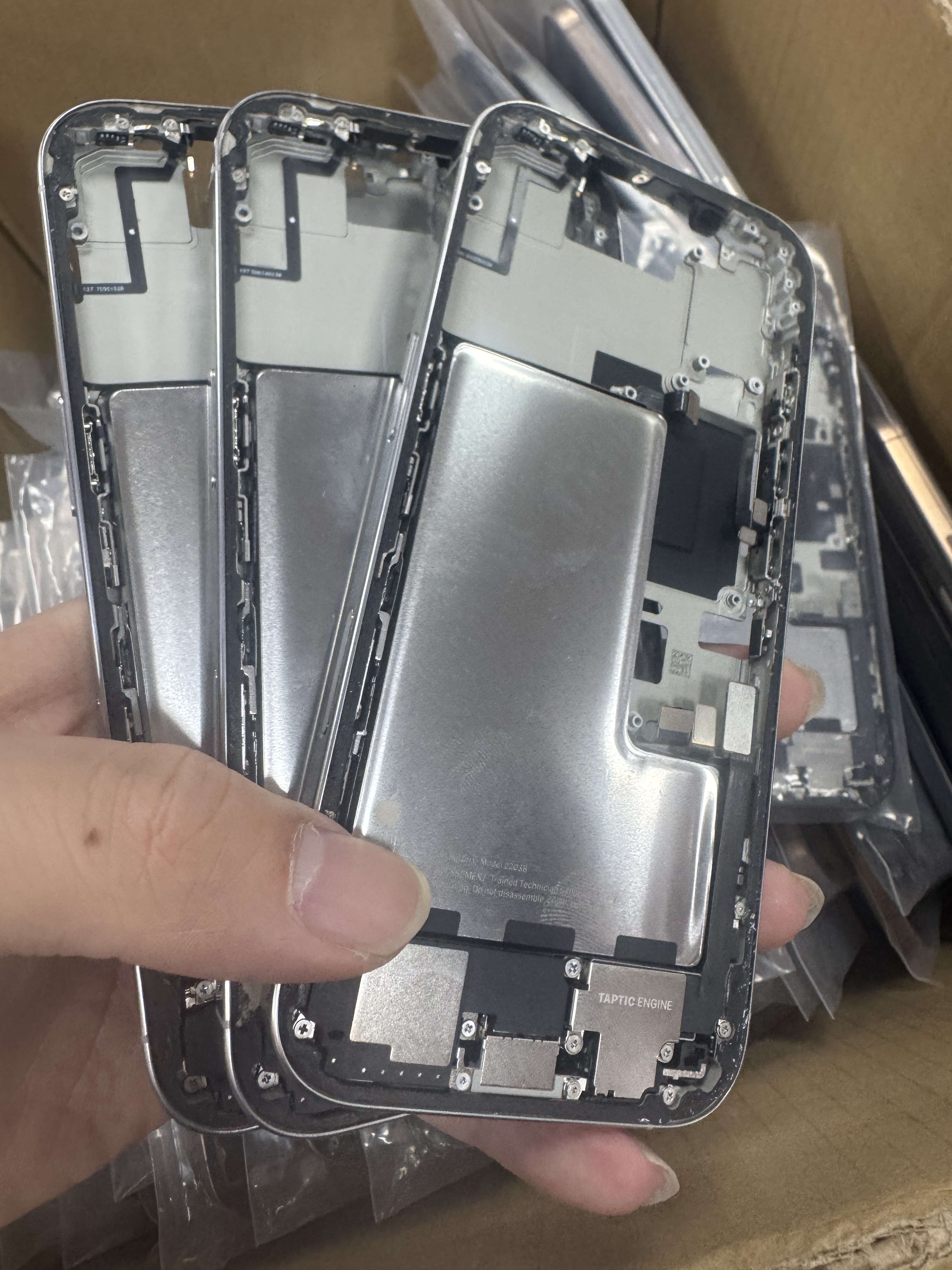 苹果iPhone16系列中框总成拆机