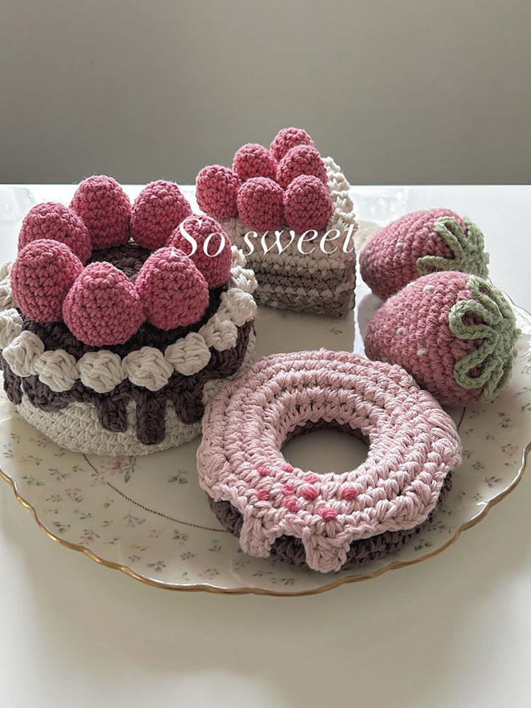 手工编织草莓巧克力三角蛋糕居家摆件毛线材料包送朋友生日礼物