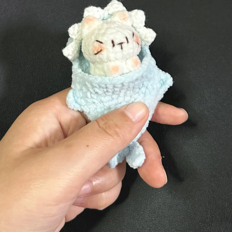 手工编织毛线钩针自制超可爱的鲨鱼口袋小猫咪钥匙挂件diy材料包