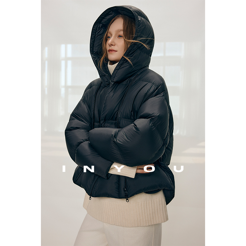 因由【12/10 am10:00上新】轻盈冬连帽短款斜门襟绗缝鹅绒羽绒服