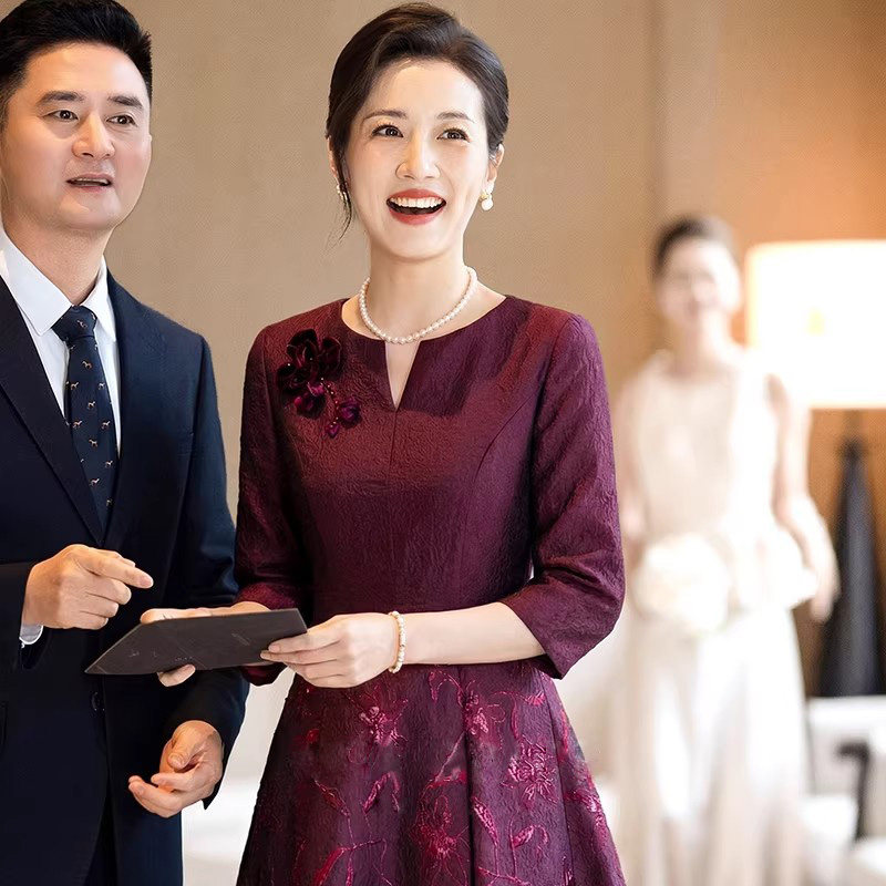 紫红气质妈妈婚宴礼服女高贵年轻喜婆婆装平时可穿连衣裙结婚旗袍图片