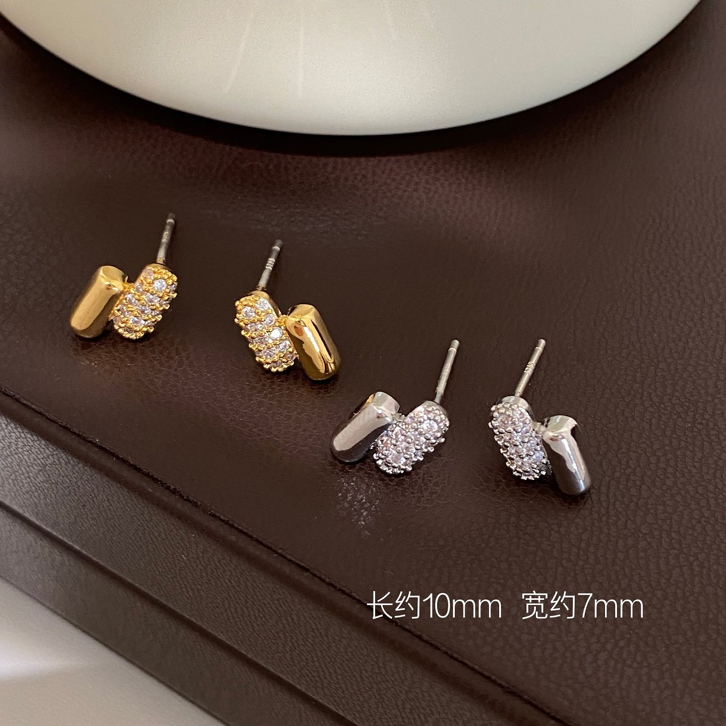 超迷你小巧精致金色几何耳钉女2025新款气质百搭通勤日常时尚耳环