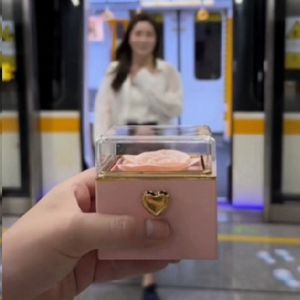 七夕浪漫惊喜圣诞节礼盒礼物盒旋转求婚表白翻转玫瑰花戒指盒创意