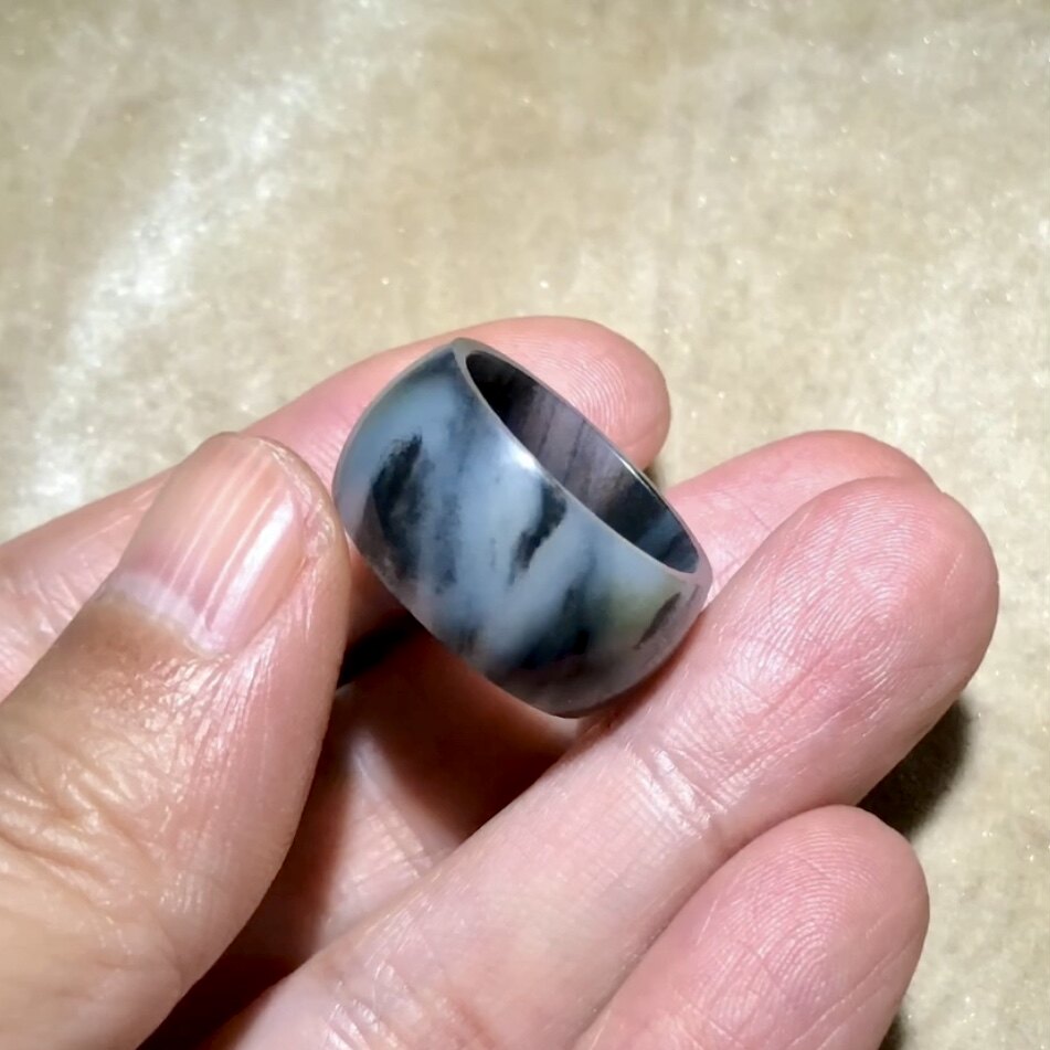 老石头和田玉黑白分明青花玉籽料戒指墨玉籽玉指环扳指戒圈4.65克