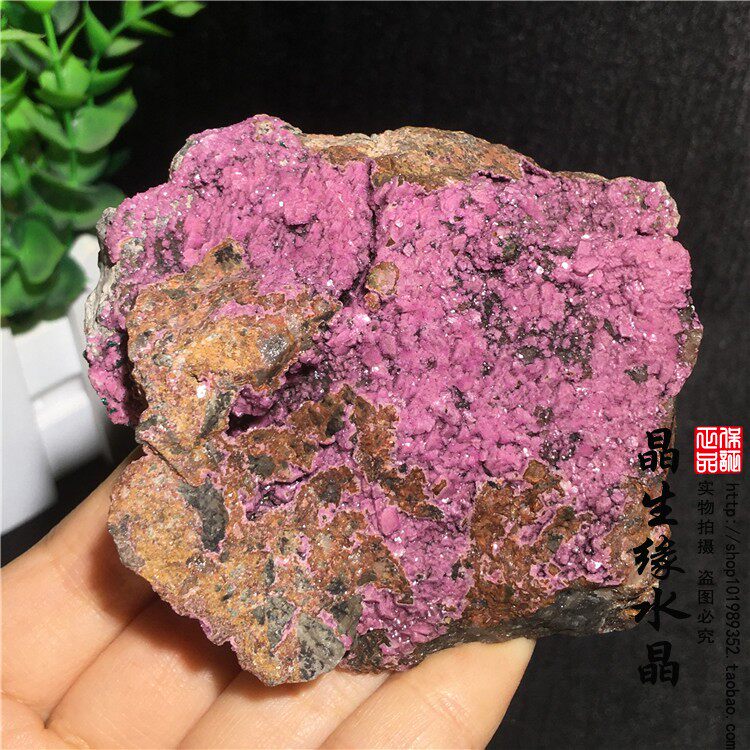 天然粉色钴方解石矿物晶体