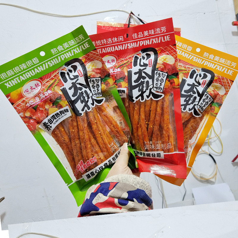 湖南心太软辣条素北京烤鸭叉烧牛筋台湾热狗味麻辣怀旧零食