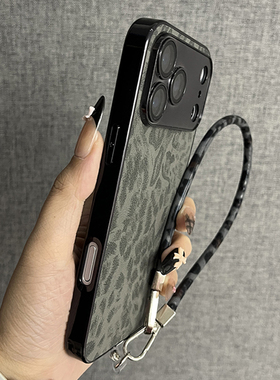 三只鱼【小众深灰色豹纹手提绳】适用于苹果17/16/15promax手机壳新款ipone带镜头膜潮牌防摔全包保护套男女
