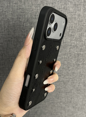 三只鱼【网红黑色褶皱纹铆钉】适用苹果17/16/15promax手机壳新款ipone潮牌小众防摔全包保护套男女个性高档