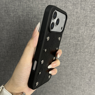 网红黑色褶皱纹铆钉 ipone潮牌小众防摔全包保护套男女个性 适用苹果17 15promax手机壳新款 高档 三只鱼