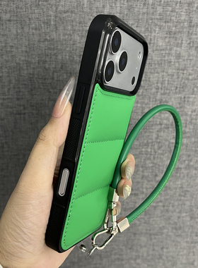 三只鱼【潮牌羽绒服亮绿色手提绳】适用苹果17/16/15promax手机壳新款ipone高档个性防摔全包保护套男女时尚