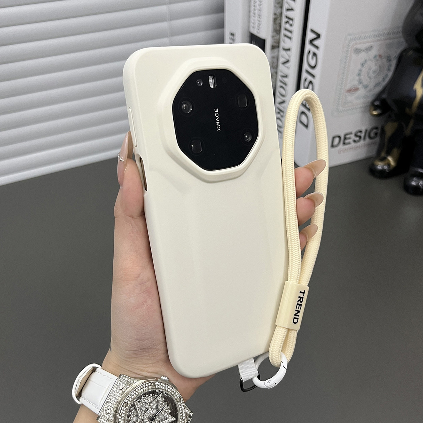 三只鱼【潮牌液态硅胶古董白手提绳】适用于华为mate80rs非凡