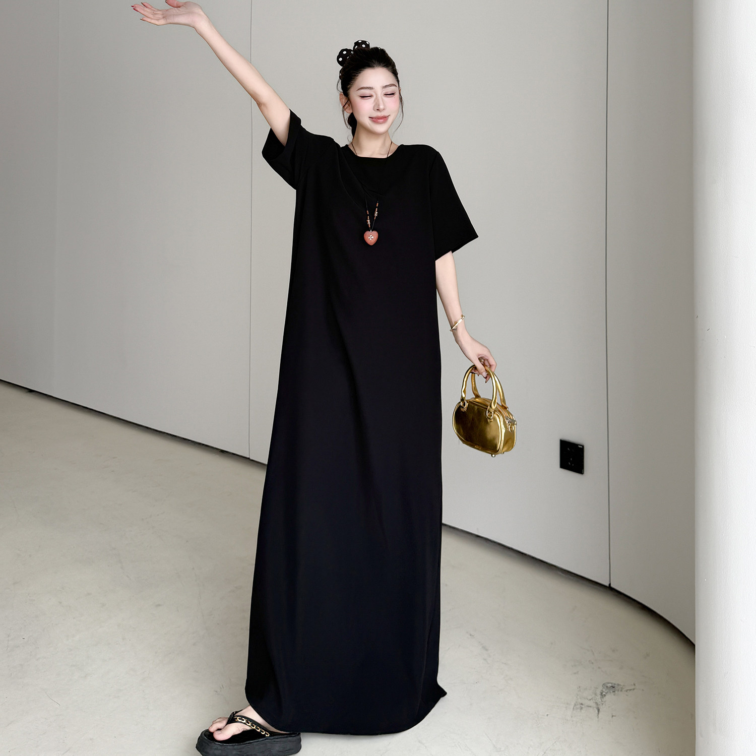 欧货2026夏季新款宽松遮肉短袖轻奢纯黑色直筒连衣裙显瘦修身重磅