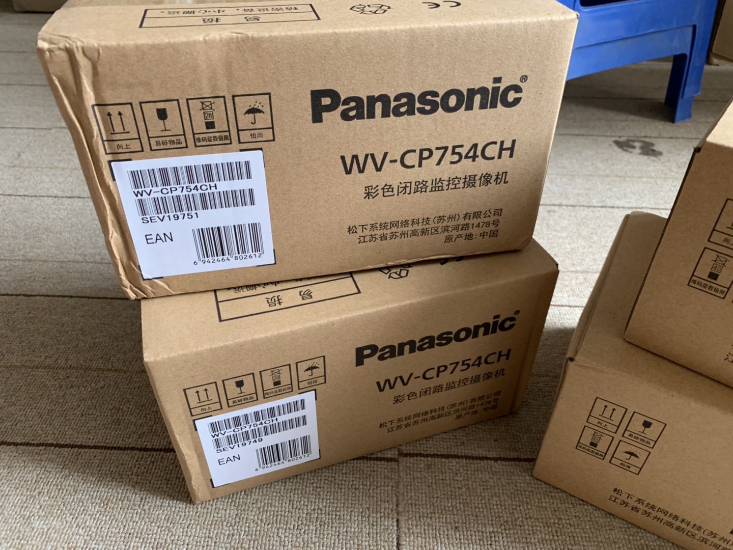 松下WV-CP750/CH WV-CP754CH超级动态700线彩转黑枪式摄像机