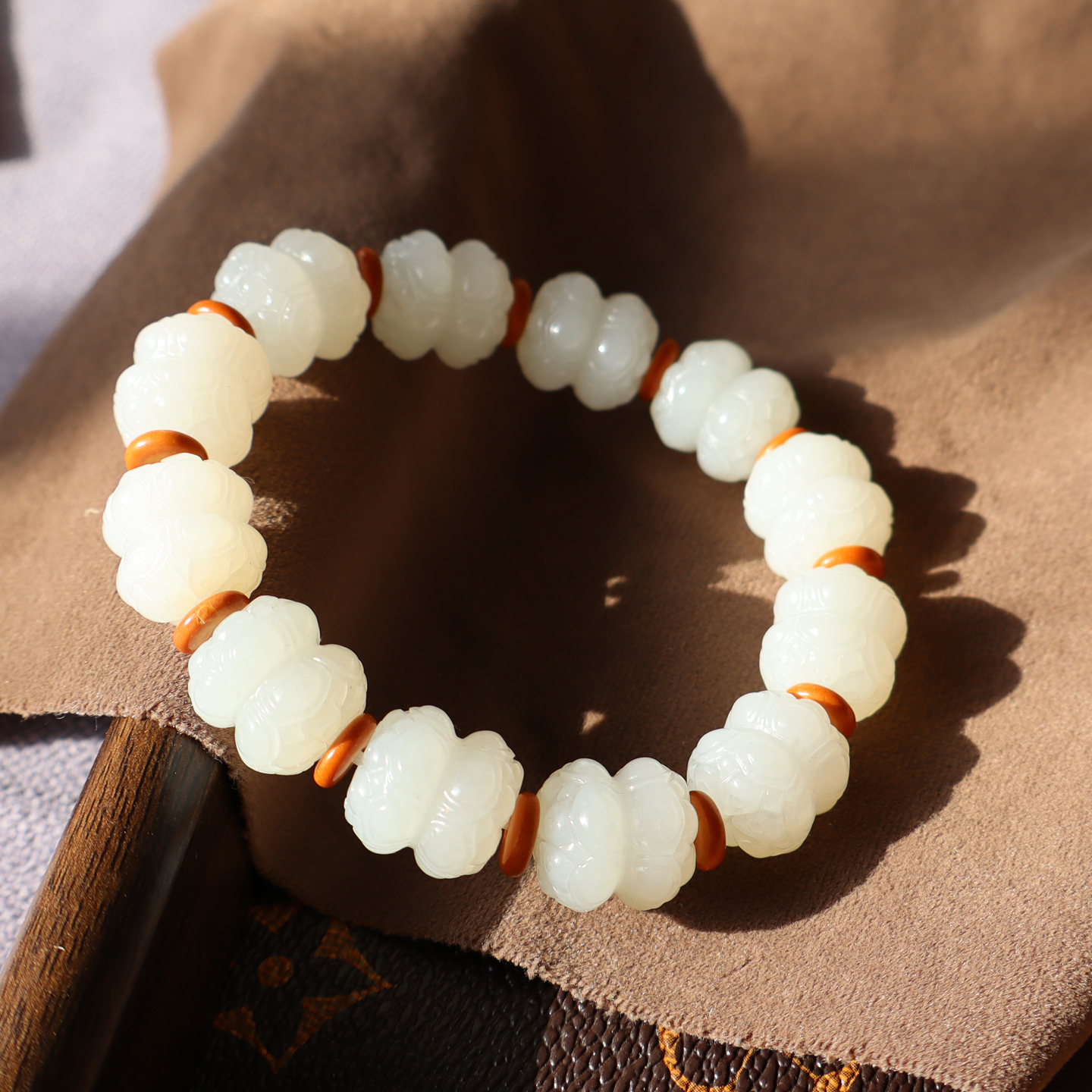 新疆且末料白玉巧雕双头莲花手串