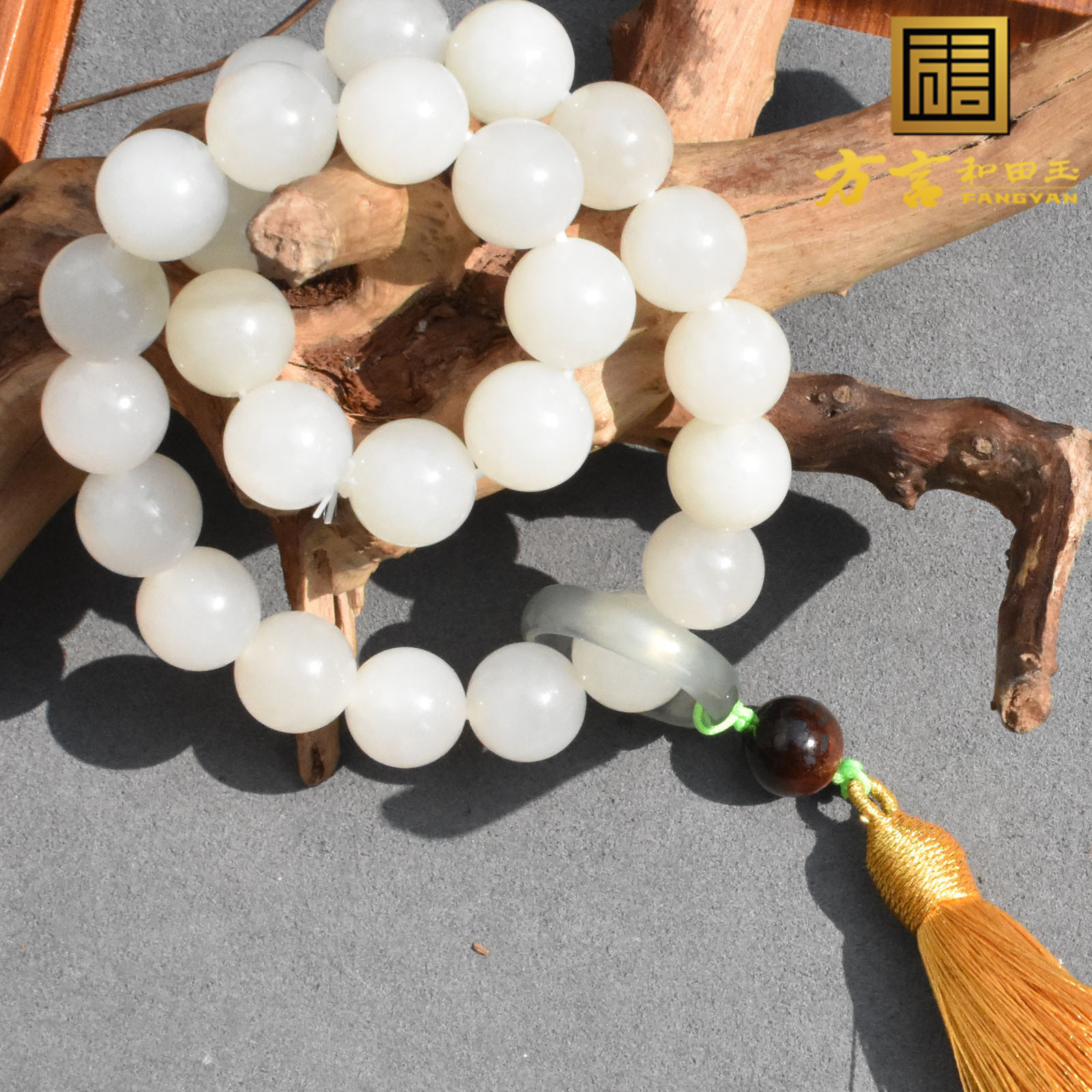 方言手持青海老坑山料羊脂白玉