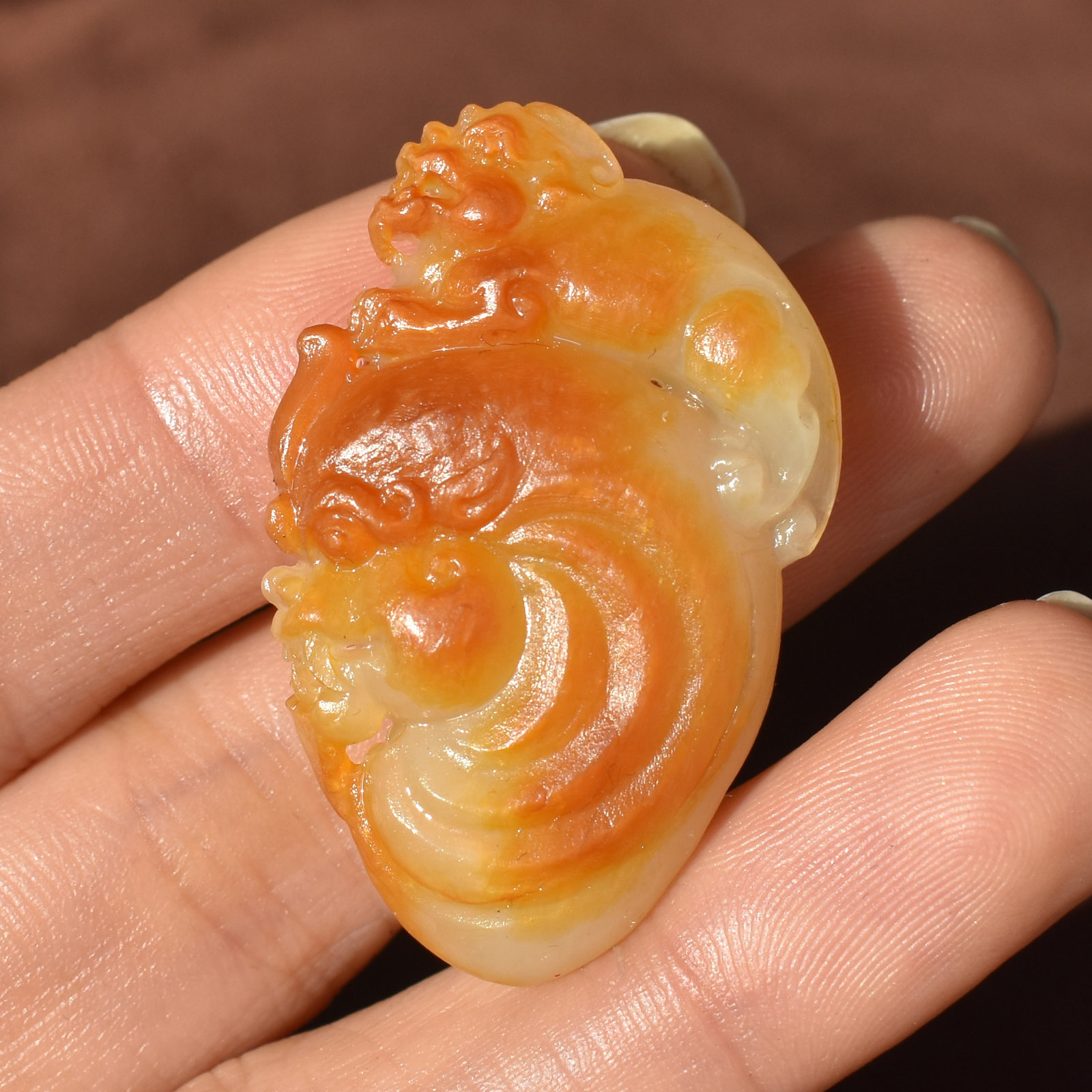 精品方言和田玉挂黄金沁皮晶莹留皮孔籽料府上有龙守护吊坠挂件R1