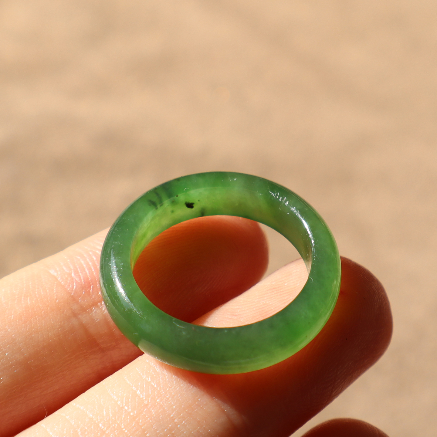 俄罗斯老料油润阳绿碧玉17mm戒指