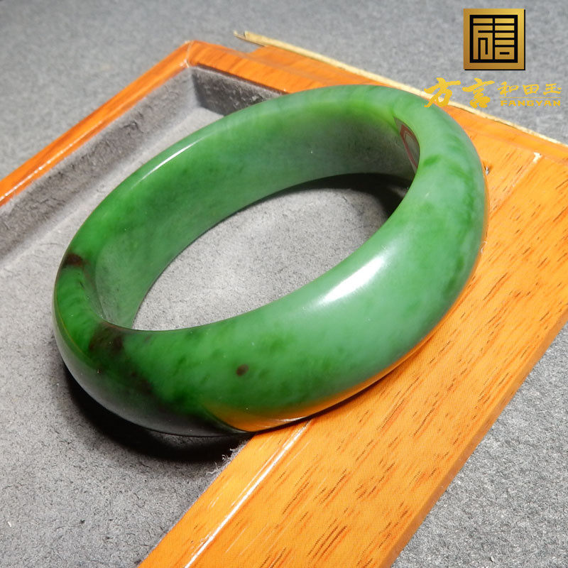 方言品牌和田玉俄罗斯老坑料菠菜绿碧玉双色卡57mm正装宽条手镯R9