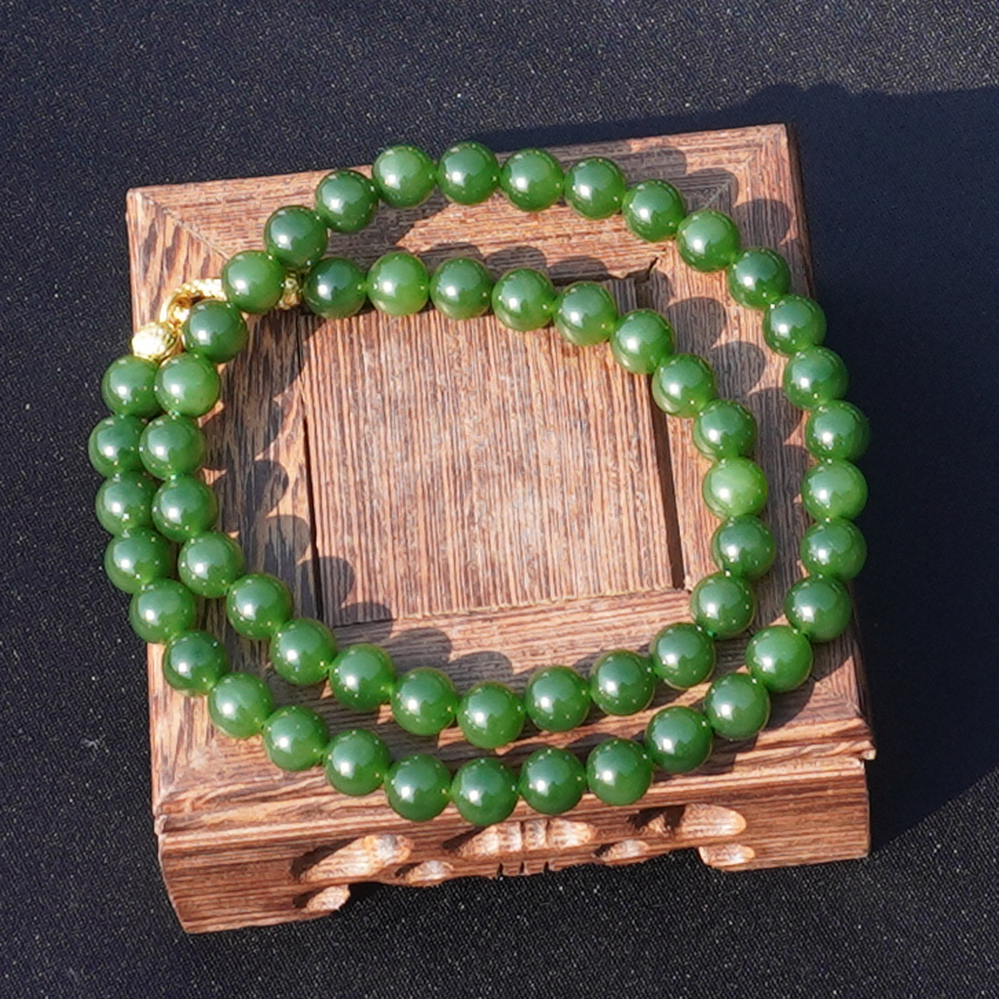 和田玉俄料冰底细腻阳绿碧玉手串