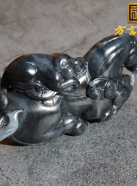 震惊方言和田玉新疆聚墨一线天青花籽料留皮孔马上封侯手把摆件A8