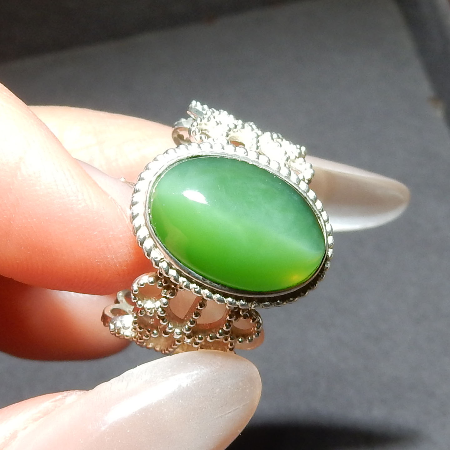 方言和田玉精品俄罗斯老坑料阳绿色碧玉起荧光镂空银镶精美戒指A5