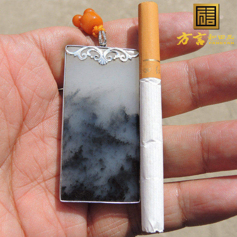 方言和田玉无结构羊脂玉底好意境青花墨玉籽料18K白金镶玉牌吊坠F