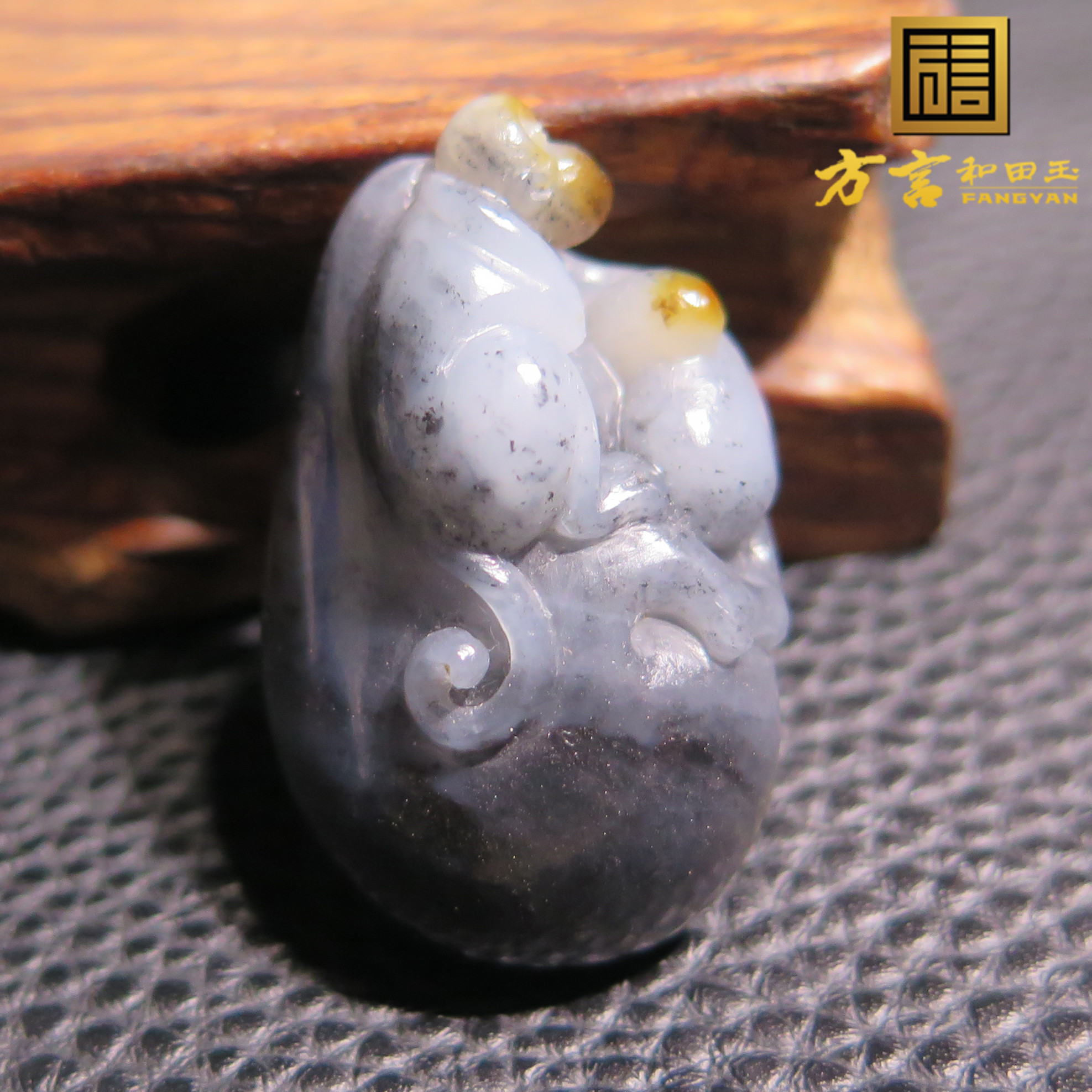 亮眼方言和田玉精品新疆细腻油润红皮青花籽料灵猴献寿吊坠挂件X5