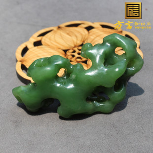 重磅罕见方言和田玉收藏级老俄料细润阳绿碧玉太湖石吊坠小手把O8