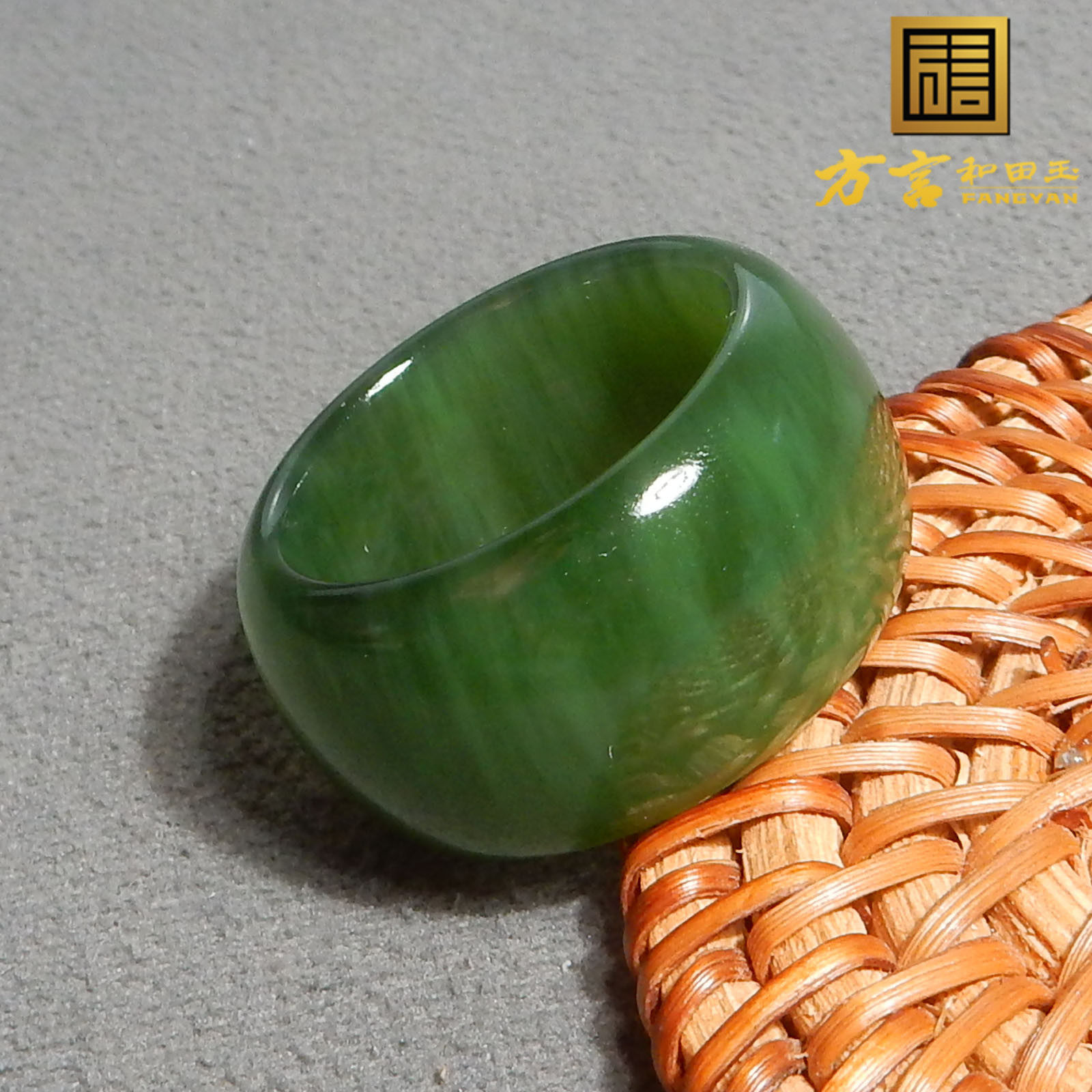 惊呆了方言和田玉佩戴级俄老坑料菠菜绿带猫眼碧玉22mm戒指扳指R5