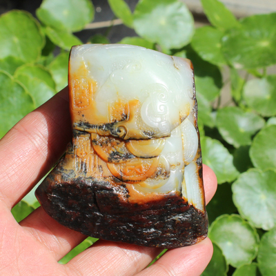 红皮白玉府上有龙锦灰堆把件