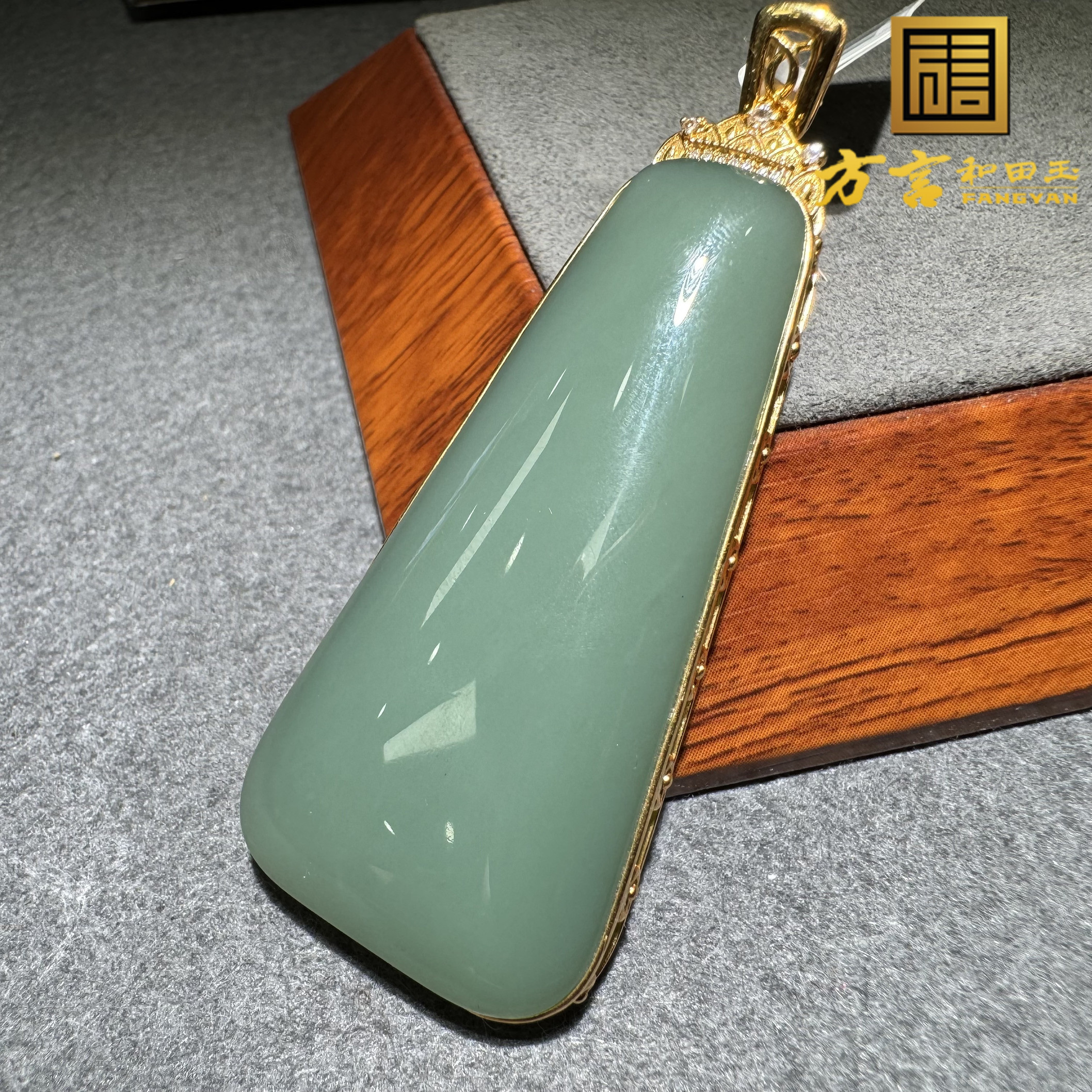 高品方言和田玉精品老坑俄料粉青碧玉无结构18K金镶嵌精美吊坠S8