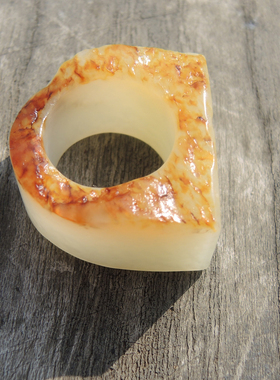 俄珍稀俏色红皮淡黄玉籽料扳指