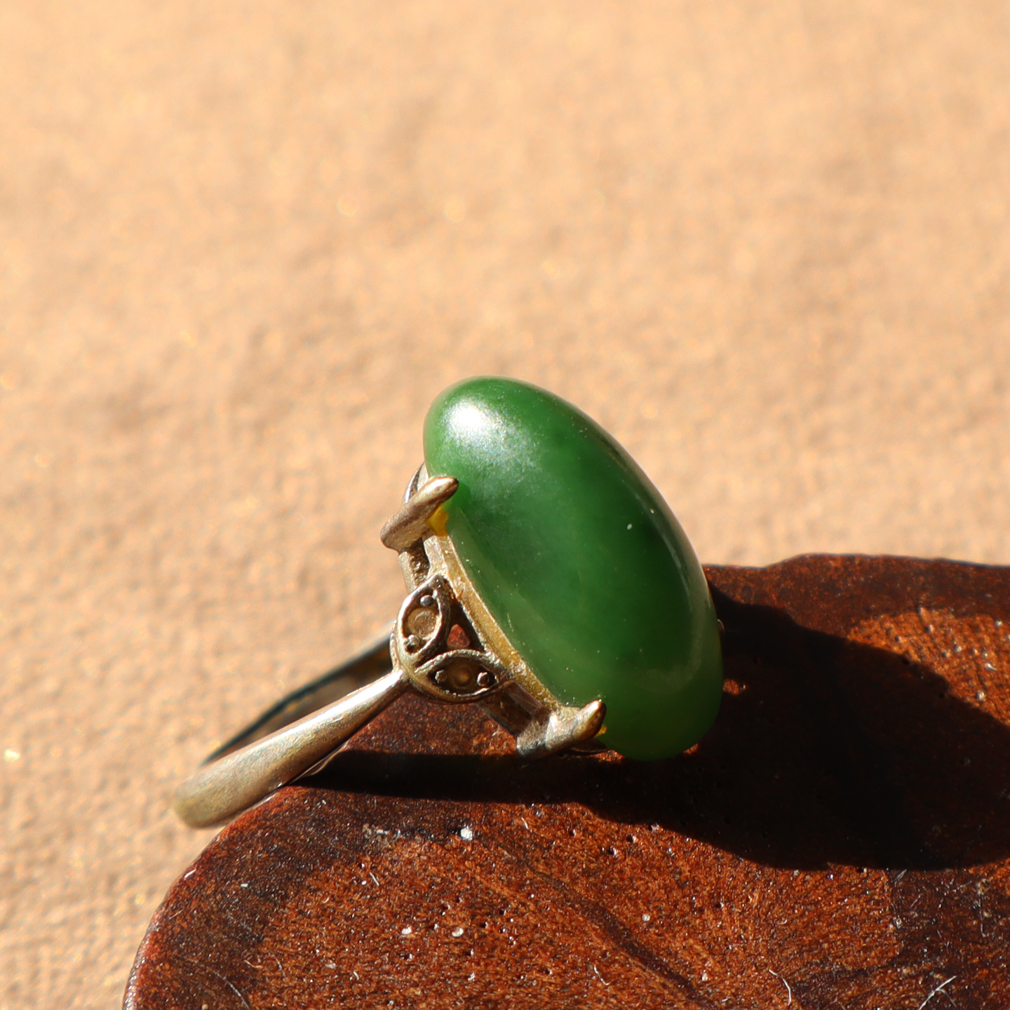 俄罗斯老料辣阳绿碧玉精美女戒指