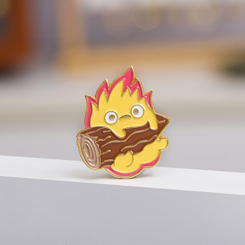 日系热销Calcifer搪瓷胸针卡通消防精灵动漫游戏动物翻领别针现货