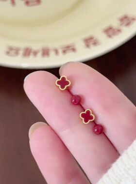 秋冬氛围感红色四叶花珠珠耳钉2025新款小众设计感一款两戴耳环女