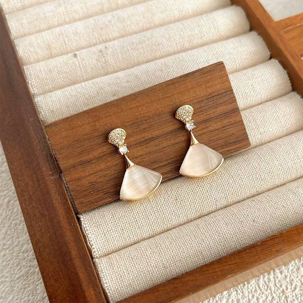 复古扇形锆石耳钉女法式轻奢新款设计简约精致时尚百搭项链配饰品,饰品/流行首饰/时尚饰品新,耳钉,淘宝优惠券,粉丝福利购,淘宝优惠卷