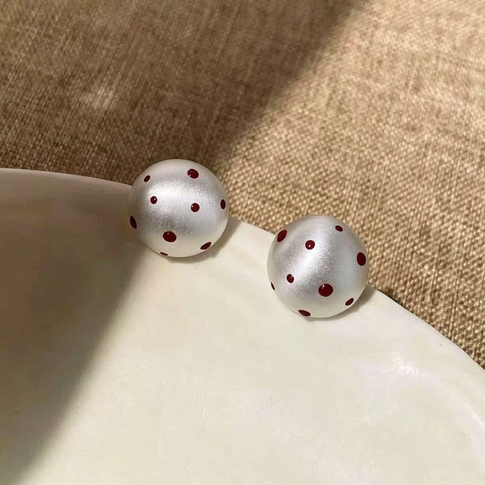 金属风哑银波点耳钉圆形小众高级感简约轻奢时尚气质百搭精致耳饰