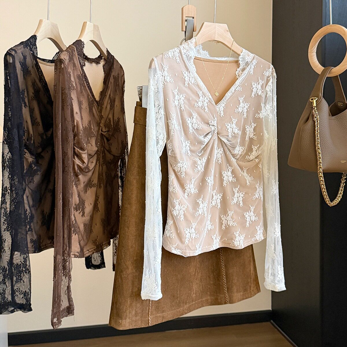 设计感扭结蕾丝V领内搭打底衫女26秋季纯欲修身显瘦长袖绝美上衣
