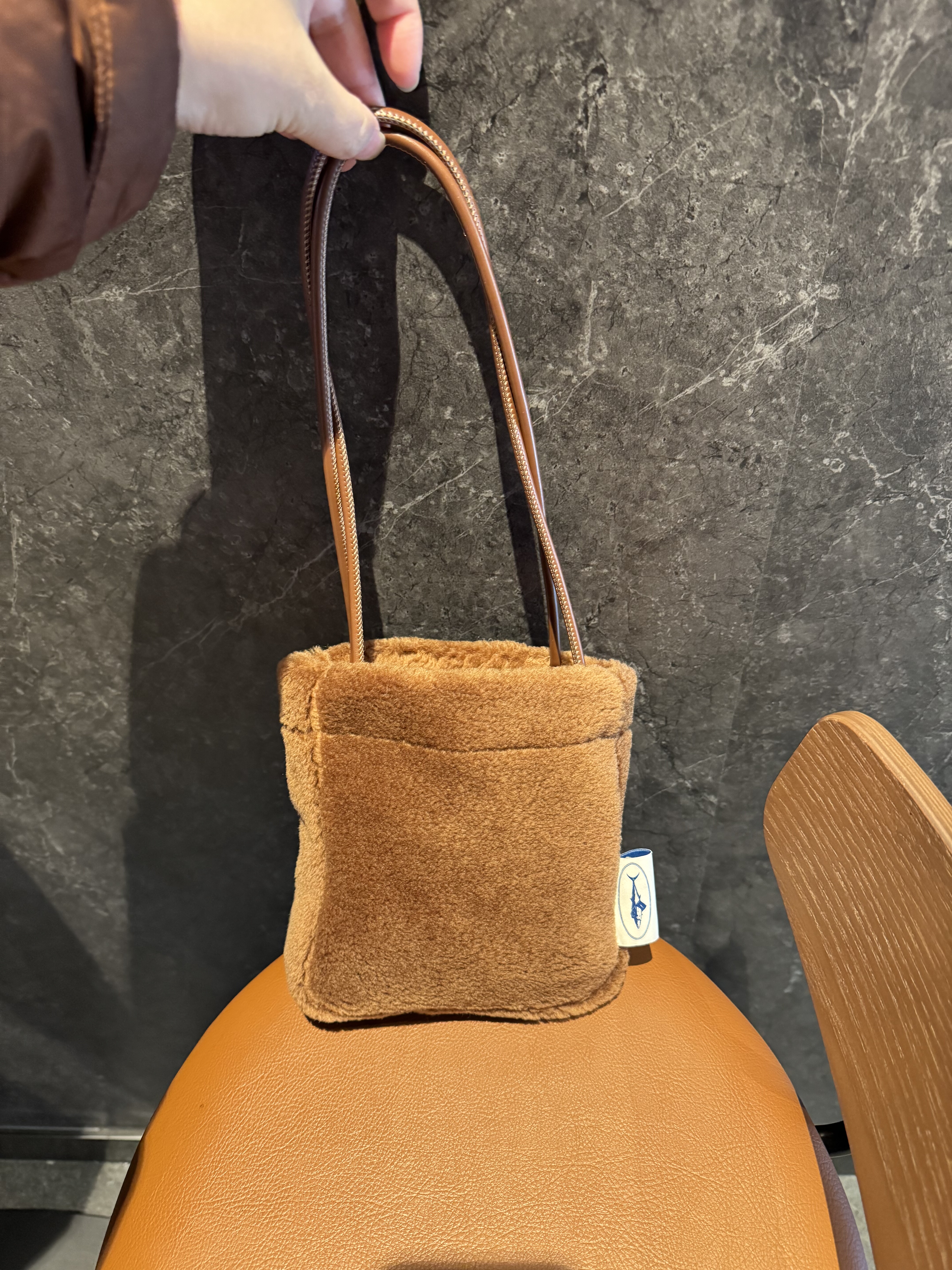 棕调毛绒竖款小方包腋下包 皮质肩带环保皮草