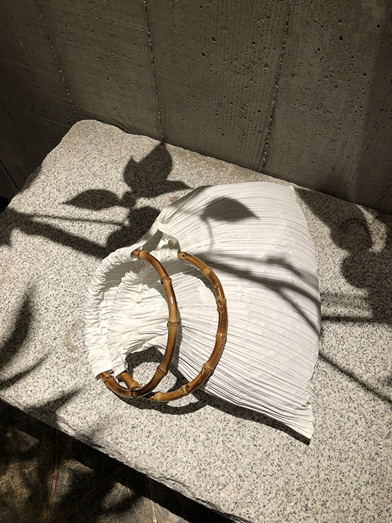 高端褶皱肌理特别的白色圆竹节手提包腋下包