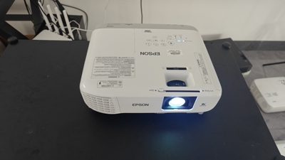 二手投影机投影仪爱普生CB-109W全高清。4000流明高亮度，白天直投商务办公家用内置安卓无线蓝牙整机99新