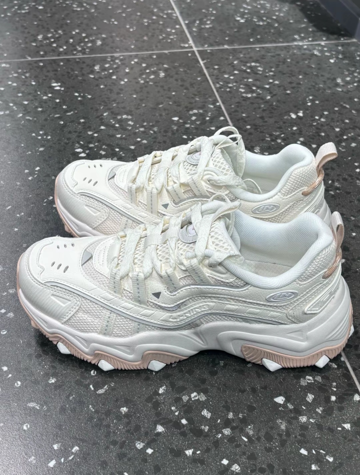 李宁潮流女生系带潮流休闲运动鞋